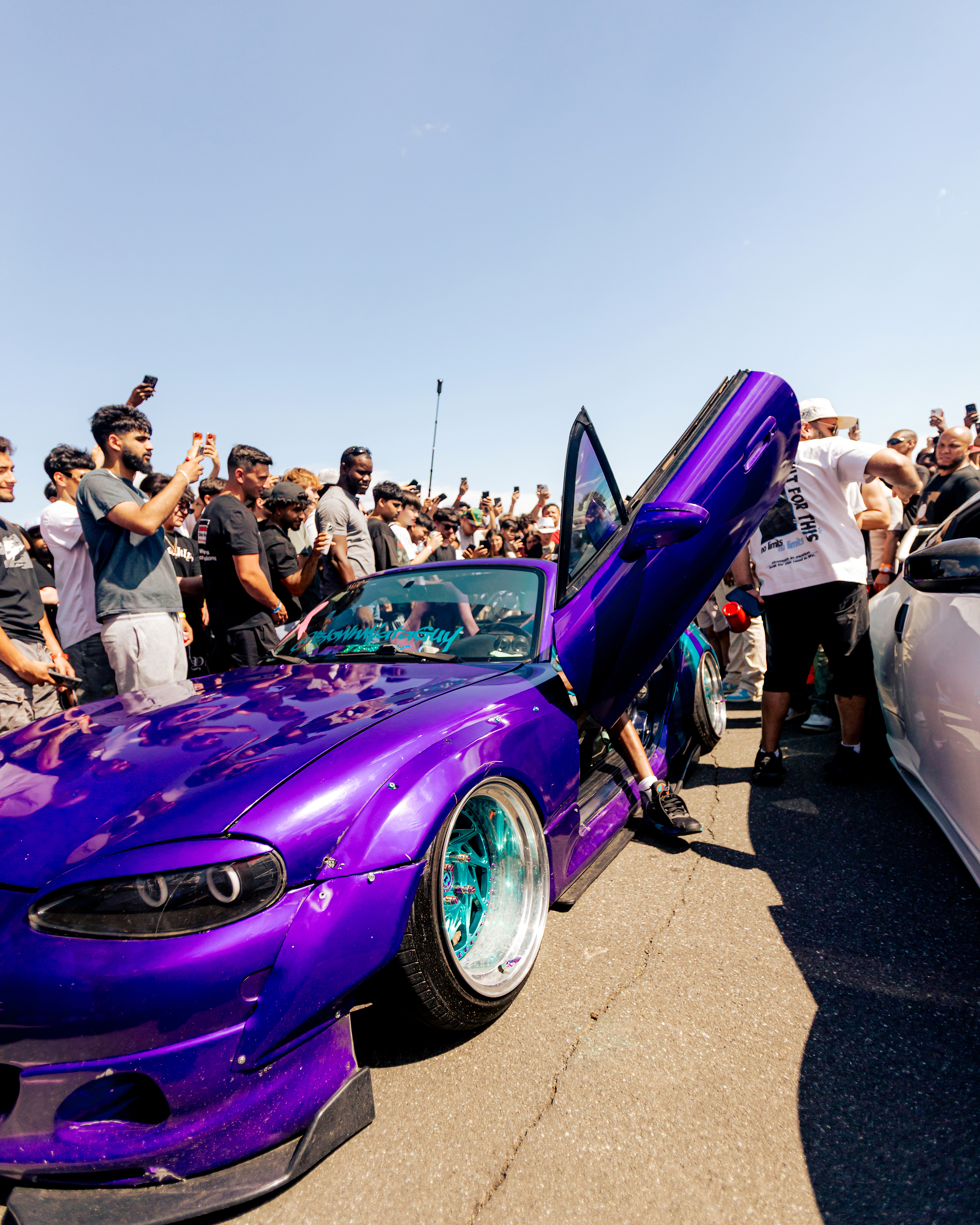 Purple Miata, Crowd